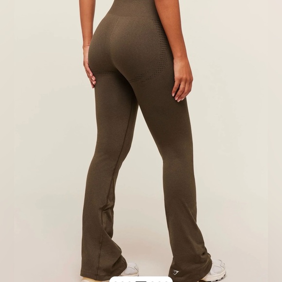 GYMSHARK - VITAL SOFT FLARED LEGGINGS. Regular. - Picture 4 of 6